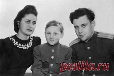10-летний Володя Высоцкий со своим отцом Семёном Владимировичем и мачехой Евгенией Степановной, 1948 год.