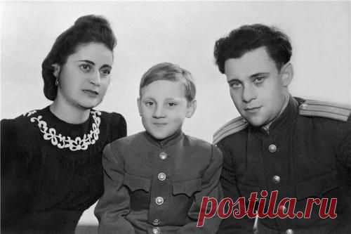 10-летний Володя Высоцкий со своим отцом Семёном Владимировичем и мачехой Евгенией Степановной, 1948 год.