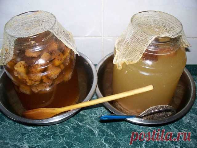 10 вкуснейших супер - рецептов домашнего кваса 

Рецепт кваса ржаного 
_____________________________________________________ 
На 3 литра воды: 
ржаные сухари – 1 кг, 
сахар – 200 г, 
дрожжи – 20 г, 
изюм – 50 г. 
Ржаные сухари залить кипятком, затем охладить. 
Процедить, добавить сахар и хорошенько размешать. 
Добавить дрожжей, поставить в теплое место и дать бродить 12 часов. Потом перелить в бутылки, добавить изюм и поставить их в холодное место. 
Через два дня квас гото...