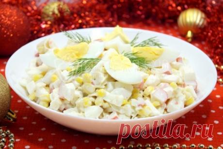 Салат «Снежок» Салат «Снежок», это всем знакомый и такой любимый салат с крабовыми палочка и кукурузой, в новой версии с яичными блинчиками. Разве можно устоять