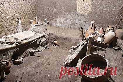 В Помпеях совершили необычайную находку. Археологам удалось найти на вилле рядом с Помпеями комнату, в которой, как предполагается, жила семья рабов. Они работали в найденных рядом конюшнях. На это указывают как найденная под одной из кроватей оглобля колесницы, так и ряд изделий из ткани и металла, которые, вероятно, были частью упряжей.
