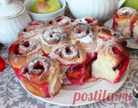 Сливовый пирог "Розочки"
Мука 360 г 
Вода 200 мл 
Сахар 80 г 
Сухие дрожжи 1 ч.л 
Соль 1 щепотка 
Ванильный сахар с корицей 1/2 ч.л 
Растительное масло 60 мл 
Сливы 1/2 кг 
Сахарная пудра 1,5 ст.л 
Коричневый сахар 60 г