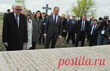 ВОЛГОГРАД, 7 мая. /ТАСС/. В Сталинграде был сделан решающий поворот, позволивший начать освобождение Европы от нацистского ига. Об этом заявил в четверг глава МИД ФРГ Франк- Вальтер Штайнмайер, выступая на концерте &quot;Музыка мира - против войны&quot; /Министр иностранных дел Германии Франк-Вальтер Штайнмайер и глава МИД РФ Сергей Лавров в Волгограде © Дмитрий Рогулин/ТАСС | ТАСС: Общество - Штайнмайер извинился перед волгоградцами за преступления нацистской Германии