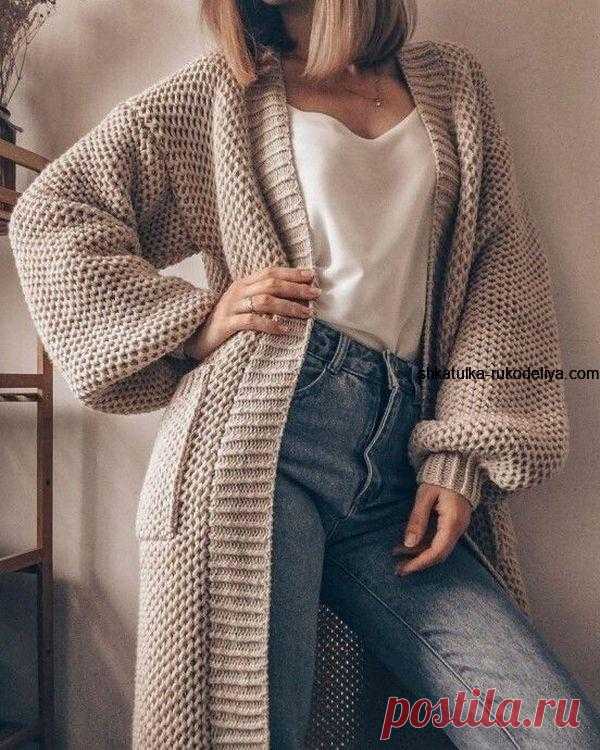 Длинный кардиган узором соты спицами.