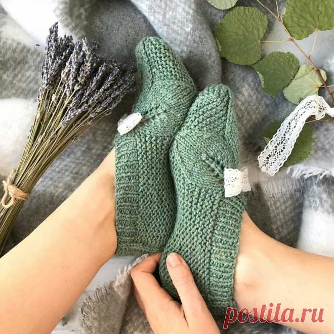 Следки-листики

Пряжа 200-250 м 100 г(40-50 г),2 спицы 2,5-3 мм.
1.
Набрать 47 петель.
Вязать резинкой 1х1 8 рядов(начинать с лицевой петли после кромочной).
2.
1 ряд-1 кромочная,20 лицевых,*1 накид,1 лицевая,1 накид*,1 изнаночная,*1 накид,1 лицевая,1 накид*,1 изнаночная,*1 накид,1 лицевая,1 накид*,20 лицевых,1 кромочная.
Таким образом,петли между * * это листики,между ними по 1 изнаночной,20 лицевых это боковинки(вяжем платочной вязкой-лицевыми во всех рядах) и по 1 кромо...