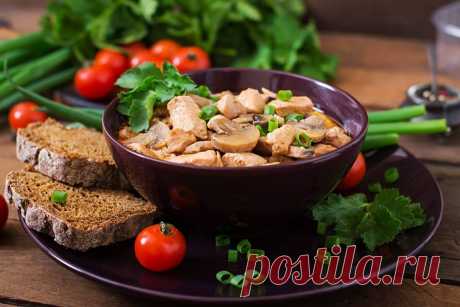 Легкий и вкусный куриный паприкаш Паприкаш — традиционное венгерское блюдо, но не простое, а особенное — вроде бы и суп, а вроде бы и второе. Паприкаш классический получается удивительно сытным и со