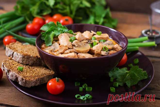 Легкий и вкусный куриный паприкаш Паприкаш — традиционное венгерское блюдо, но не простое, а особенное — вроде бы и суп, а вроде бы и второе. Паприкаш классический получается удивительно сытным и со