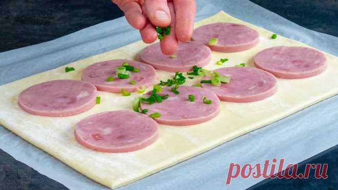 FROM the store DIRECTLY in the oven! THE SIMPLEST appetizer made of pastry dough FROM the store DIRECTLY in the oven! THE SIMPLEST appetizer made of pastry doughIngredients:pastry dough - 300 g (10.6 oz)ham - 8 piecespressed cheese- 150 g...