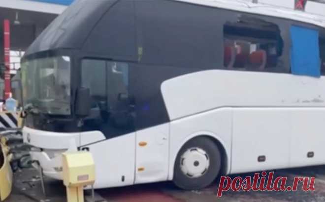 Врезавшийся в пункт оплаты трассы М-4 «Дон» автобус. Видео. На трассе М-4 «Дон» в Тульской области пассажирский автобус, следовавший по маршруту Луганск — Москва, врезался в пункт взимания платы.