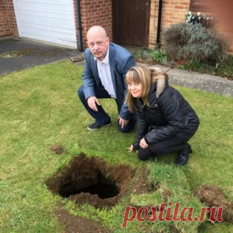 Огромная яма со старинной лестницей внезапно появилась на газоне перед домом этой семьи