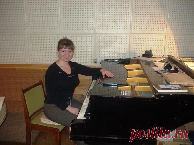 “Алексей Литвинов. Сказка с подробностями». Видеолекция Виктории Архангельской. Багратионовск 2021 г. Исполнительский анализ цикла детских фортепианных пьес Алексея Литвинова по «Сказке с подробностями» Г. Остера.   
1. Семь деревянных лошадок и директор карусели. (4:00).  
2. Сказка про Федю. (11:33).  
3. Козел Матвей. (15:50).  
4. Овечка Бяша. (19:07).  
5. Колыбельная. (19:41).  
6. Шпиль и Купол. (26:39).  
7. Лошадка Простокваша. (29:19).