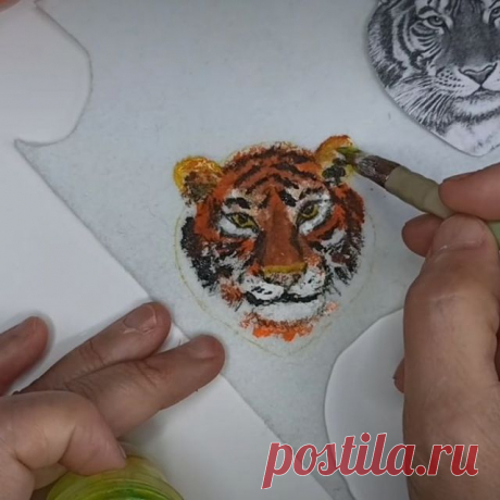 🐯 До нового года осталось 90 дней! Представляю вашему вниманию меня МК по символу 2022 года (полное видео на моём YouTube канале) 

🧡 Украшение - трансформер: можно носить как брошь или кулон. 

🤎 Размер в готовом виде 6,5 х 6,5 см. 

🖤 Для изготовления броши понадобятся:
▪️ фетр 1-1,5 мм, 
▪️ акриловые краски по ткани и по стеклу,
▪️ кабошоны для глаз 6 мм - 2 шт.,
▪️ полимерная глина и проволока 0,25-0,3 мм для носа, 
▪️ канитель черная 1,25 или 1 мм,
▪️ синель для у...
