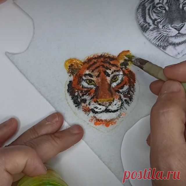 🐯 До нового года осталось 90 дней! Представляю вашему вниманию меня МК по символу 2022 года (полное видео на моём YouTube канале) 

🧡 Украшение - трансформер: можно носить как брошь или кулон. 

🤎 Размер в готовом виде 6,5 х 6,5 см. 

🖤 Для изготовления броши понадобятся:
▪️ фетр 1-1,5 мм, 
▪️ акриловые краски по ткани и по стеклу,
▪️ кабошоны для глаз 6 мм - 2 шт.,
▪️ полимерная глина и проволока 0,25-0,3 мм для носа, 
▪️ канитель черная 1,25 или 1 мм,
▪️ синель для у...