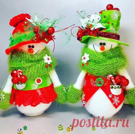 Снеговик со снеговичкой.