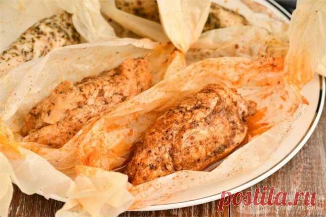 Просто заворачиваю куриную грудку в пергамент и запекаю в духовке. И как второе блюдо, и как мясная нарезка вместо колбасы. Покажу 4 варианта. Это очень простой и быстрый способ приготовления сочной и ароматной куриной грудки. Можно подавать в горячем виде с гарниром или в охлажденном виде как мясную нарезку вместо...
