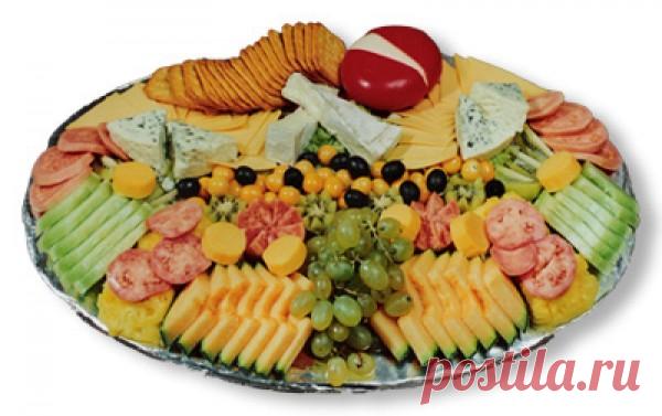 Холодные закуски: Двадцать идей оригинального оформления праздничного стола - СУПЕР ШЕФ Попробуйте украсить праздничный стол по-новому, используя привычную колбасную, сырную и овощную нарезку. Все, что вам нужно — большое праздничное блюдо…