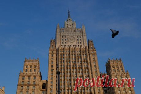 МИД прокомментировал решение латвийского суда о законности депортации россиян. Решение Конституционного суда в Латвии о законности депортации россиян за незнание государственного языка республики антигуманно и противоречит международному праву. Так постановление прокомментировала официальный представитель Министерства иностранных дел России Мария Захарова.