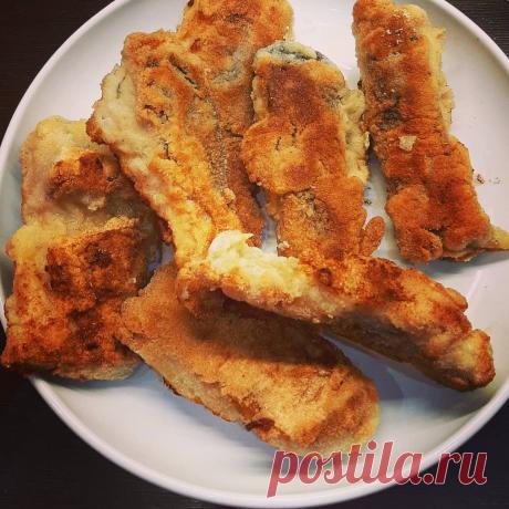 Рыба в панировке с соусом - прекрасное блюдо выходного дня.