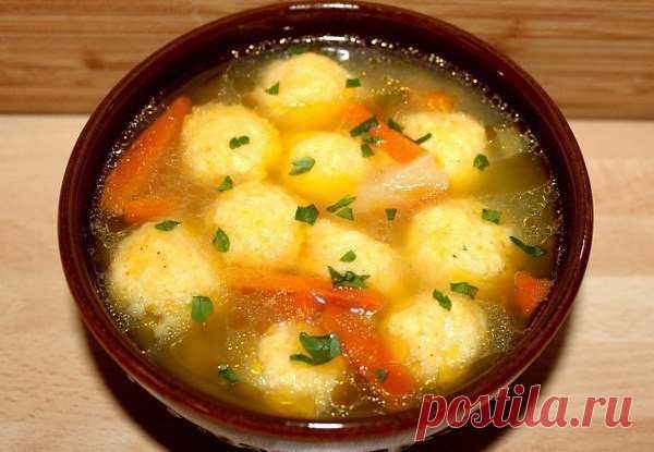 Суп с сырными клёцками 
Ароматный быстрый суп с сырными клёцками и овощами без мяса на бульоне.Ингредиенты:
100 гр. сыр (твердый)1 литр бульон (овощной или куриный)100 гр. морковь100 гр. картофель3 ст.л. мука1 стебель зелен…