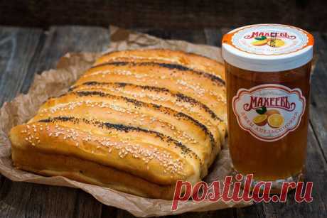 Сдобные рождественские булочки-сайки с апельсиновым джемом