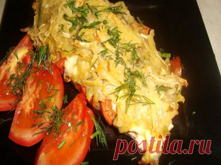Мясо под шубой 

Ингредиенты 
-Филе свинины — 2 куска 
-Помидор — 1 шт. 
-Картофель — 1-2 шт. 
-Лук — 1 шт. 
-Чеснок — 3 зубчика 
-Майонез 
-Растительное масло 
-Перец 
-Соль 

Приготовление
Мясо отбиваем, солим, перчим и выкладываем на противень , смазанный растительным маслом. 
Лук и чеснок мелко режем и выкладываем на мясо. 
Дальше выкладываем порезанный полукольцами помидор, солим и смазываем майонезом. 
Затем выкладываем тертый картофель, солим, перчим. 
Противень ста...