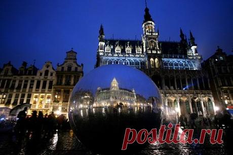 Стало известно об усталости европейской страны от конфликта на Украине. Посол России в Бельгии Александр Токовинин высказался об усталости жителей страны от украинского конфликта. По его словам, бельгийцы хотят скорейшего прекращения кризиса. Граждане европейского государства устали от воинственной риторики своего руководства, а также от антироссийских санкций, влияющих на экономику.