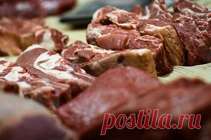 Продукт из России заполонил крупнейший рынок мира. По экспорту говядины в Китай Россия обогнала Австралию, Аргентину и Бразилию, заполонив этим продуктом крупнейший рынок мира. По прогнозам, ближайшие пять лет поставки мяса продолжат расти. В первом квартале КНР купила 3,7 тысячи тонн российской говядины, это в 20 раз больше, чем год назад.