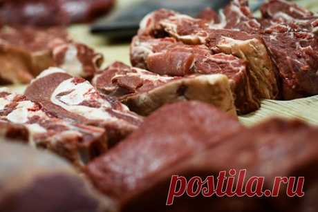 Продукт из России заполонил крупнейший рынок мира. По экспорту говядины в Китай Россия обогнала Австралию, Аргентину и Бразилию, заполонив этим продуктом крупнейший рынок мира. По прогнозам, ближайшие пять лет поставки мяса продолжат расти. В первом квартале КНР купила 3,7 тысячи тонн российской говядины, это в 20 раз больше, чем год назад.
