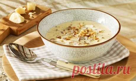 Parmesan-Pilz-Suppe Rezepte:   Das beste Rezept für eine herrlich cremige vegetarische Käsesuppe mit Pfifferlingen. Mit nur wenigen Zutaten einfach perfekt als schnelle Vorspeise. | Dr. Oetker