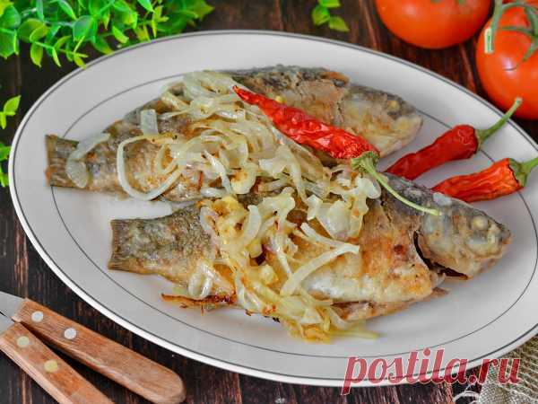 Жареные караси с луком на сковороде — рецепт с фото пошагово
