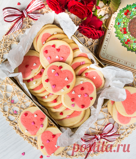 Печенье “Валентинки” на Вкусном Блоге В это воскресенье – День святого Валентина, он же День всех влюбленных. Я не знаю, многие ли из вас его празднуют, но на всякий случай дам парочку рецептов к этому дню. Начнем вот с этих милых печенек. Милых и очень вкусных 🙂 В основе – ванильное песочное печенье на желтках…