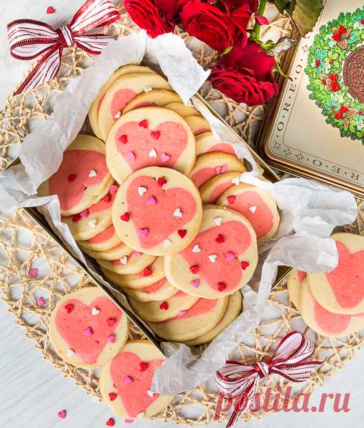 Печенье “Валентинки” на Вкусном Блоге В это воскресенье – День святого Валентина, он же День всех влюбленных. Я не знаю, многие ли из вас его празднуют, но на всякий случай дам парочку рецептов к этому дню. Начнем вот с этих милых печенек. Милых и очень вкусных 🙂 В основе – ванильное песочное печенье на желтках…