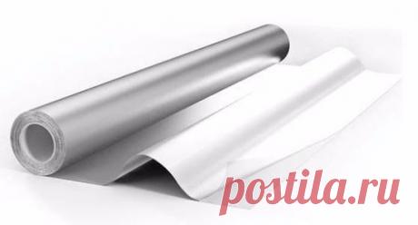 Лечение алюминиевой фольгой
Делается так называемый серебряный мостик и прикладывается к любому больному месту, после чего боли исчезают. Это какое-то чудо. Расскажу, как делается этот самый мостик.
Надо взять кусок широкого лейкопластыря и на него наклеить полоски фольги шириной 1 см, через 1,5 см вертикально, оставляя по 1 см вверху и внизу свободного пластыря, а также слева и справа по 1,5 см.
Это для того, чтобы пластырь приклеить к телу так, чтобы полоски фольги всегда находились в