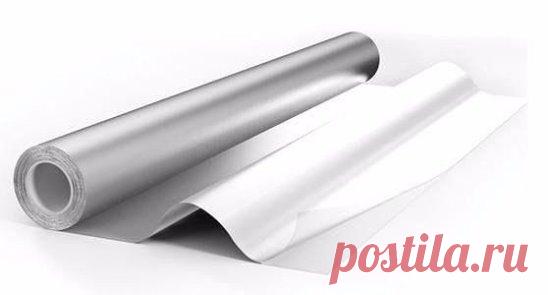 Лечение алюминиевой фольгой
Делается так называемый серебряный мостик и прикладывается к любому больному месту, после чего боли исчезают. Это какое-то чудо. Расскажу, как делается этот самый мостик.
Надо взять кусок широкого лейкопластыря и на него наклеить полоски фольги шириной 1 см, через 1,5 см вертикально, оставляя по 1 см вверху и внизу свободного пластыря, а также слева и справа по 1,5 см.
Это для того, чтобы пластырь приклеить к телу так, чтобы полоски фольги всегда находились в