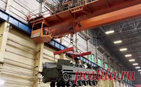 «Ростех» поставил военным новую партию боевых машин пехоты и десанта. «Курганмашзавод», который входит в холдинг «Высокоточные комплексы» госкорпорации «Ростех», отправил войскам новую партию бронированных машин для пехоты и десанта, сообщила пресс-служба ГК.