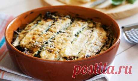 Пармеджано из кабачков: вкусная запеканка с сыром - Будет вкусно - 18 июня - Медиаплатформа МирТесен Этот рецепт цукини пармеджано основан на классическом пармеджано из баклажан. Основа запеканки - свежие кабачки. Далее в ход идут два вида сыра и соус. Все сложить в форму для запекания и в духовку! После рецепта прокрутите вниз, чтобы увидеть несколько советов и альтернатив. Рецепт пармеджано - 18 июня - 43849474797 - Медиаплатформа МирТесен