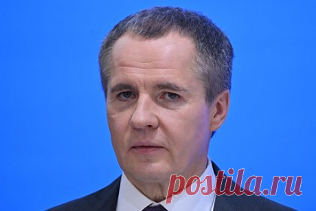 Российский губернатор рассказал о подделывающих его голос мошенниках. Губернатор Белгородской области Гладков предупредил о мошенниках, которые подделывают его голос и пишут от его имени. «Друзья, у меня нет такой практики с рассылкой голосовых сообщений, я этого никогда не делаю. Внимательно смотрите, с каких номеров вам пишут, приходят голосовые сообщения», — написал глава региона.