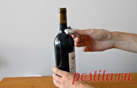 Зрелищный способ открытия винной бутылки при помощи зажигалки