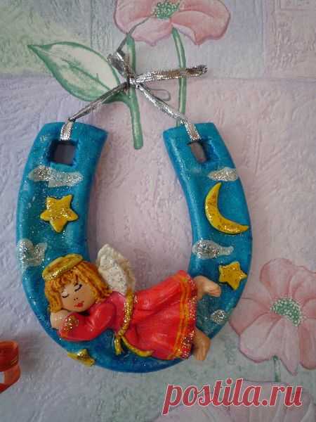 АНГЕЛОК НА ПОДКОВЕ