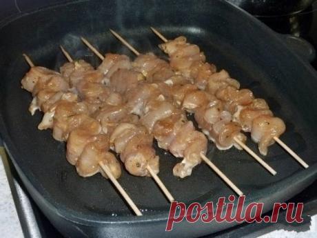 Шашлык из курицы в духовке

Ингредиенты:

Филе курицы — 2 Штуки
Растительное масло — 2 Ст. ложки
Чеснок — 2 Зубчика
Сахар — 1 Ст. ложка
Кориандр — 1 Ст. ложка (сухой или свежий)
Соевый соус — 1 Ст. ложка
Перец чили, соль — - По вкусу

Приготовление:

Шпажки замачиваем в воде примерно 30 минут. Куриное филе нарезаем длинными полосками.
Затем филе курицы нанизываем на шпажки гармошкой. И опускаем в маринад, который готовим из: растительного масла, сахара, кориандра, соевого ...