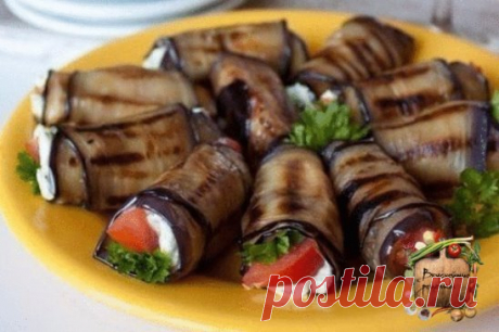 Рулетики из баклажана с фетой и помидорами 
 Ингредиенты:
2 средних баклажана
2 помидора
120 г феты
1 ст.л. оливкового масла
70 г половинок грецких орехов
маленькая горстка листьев петрушки
 Приготовление:
1. Баклажаны нарезаем вдоль на пластинки толщиной 4-5 мм
2. Разогреваем сковороду с 1 ст.л. растительного масла. Кладем баклажаны и обжариваем в 2 партии по 2 минуты с каждой стороны, до готовности.
3. Перекладываем на бумажные полотенца, чтобы впитать лишний жир. Из помидоров уда