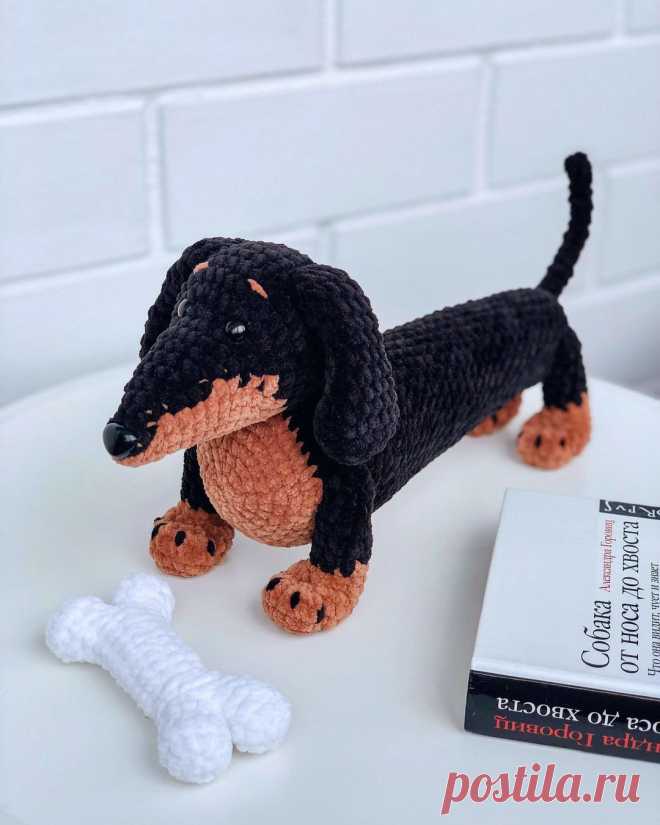 PDF Такса крючком. FREE crochet pattern; Аmigurumi animal patterns. Амигуруми схемы и описания на русском. Вязаные игрушки и поделки своими руками #amimore - плюшевая такса, собака из плюшевой пряжи, пёс, большая собачка, щенок, пёсик.