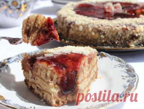 Карамельный медовик с шоколадным кремом и черничным джемом.
