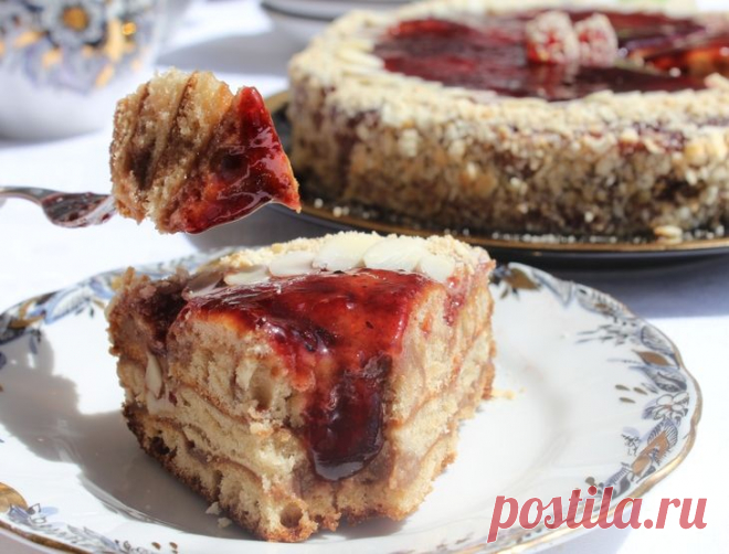 Карамельный медовик с шоколадным кремом и черничным джемом.