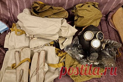 Стали известны подробности обыска в московской квартире журналистки Соколовской. Появились фото обысков в московской квартире участницы общественно-политических шоу на российском ТВ, украинской журналистки и политолога Янины Соколовской. На фото видны диван, на котором лежат шарфы с украинской символикой, камуфляж и противогаз, деревянные мечи.