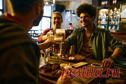 Туристам запретили пить пиво в традиционной одежде мусульманской страны. Футбольным фанатам, приехавшим на чемпионат мира по футболу в Катар, запретили пить алкогольные напитки в традиционной исламской одежде и появляться в ней в барах. Представитель Верховного комитета Катара предупредил, что туристы не должны носить традиционную мужскую одежду мусульманской страны.