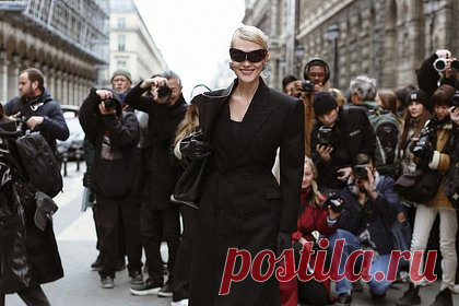 Рената Литвинова пришла на Неделю моды с сумкой-перчаткой за 323 тысячи рублей. Советская и российская актриса театра и кино, кинорежиссер, сценарист Рената Литвинова пришла на показ в рамках Недели моды с сумкой-перчаткой за 323 тысячи рублей. Знаменитость посетила шоу бренда Balenciaga в монохромном черном образе. Она позировала в длинном приталенном пальто и обуви на каблуках.