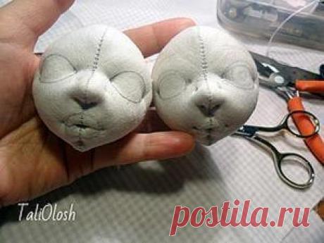 Мастер-класс : Создание объемной текстильной кукольной головки. Часть вторая | Журнал Ярмарки Мастеров Для начала отступление. Исправляюсь по поводу фотографий, если кому-то в прошлой части что-то непонятно, спрашивайте. Мы остановились на том, что толстой иголочкой стали подбивать синетепон в щечки, вот что получилось