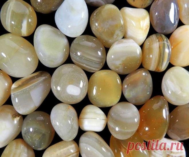 Какие магические свойства камней? Камень оникс - магические свойства для женщин. Камень Оникс и его магические свойства. Чёрный оникс: магические свойства и применение камня 100% Разное С этим камнем связана история многих народов. Его использовали как отделочный строительный материал при возведении царских палат и гробниц, как украшение