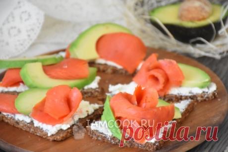 Тартинки с копченым лососем и авокадо — рецепт с фото пошагово